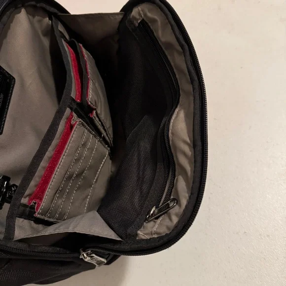 Victorinox Swiss Army Black Architecture 3.0 Zipper Laptop Backpack 31322301 - Picture 3 of 16